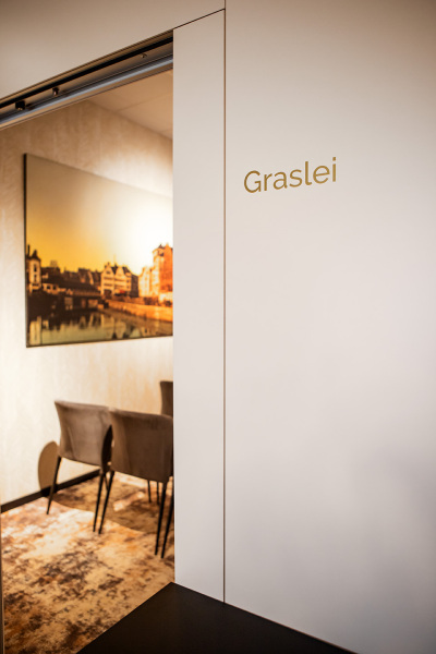 Uitgeplotte folie op wand + print op doek in frame