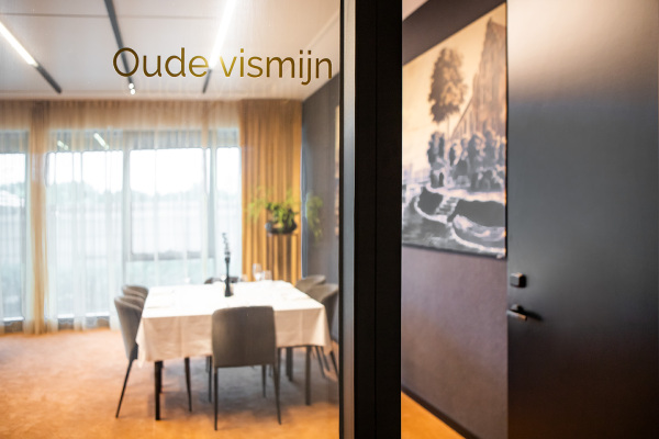 Uitgeplotte folie op glas + print op doek in frame