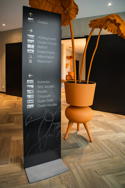 Totem Van Der Valk hotel Gent verplaatsbare totem binnen, zuil , Vandervalk