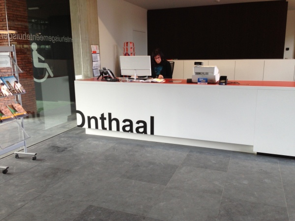 Uitgeplotte folie op balie