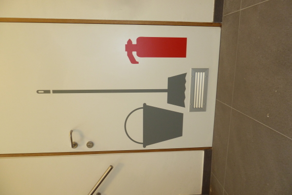 Uitgeplotte pictogrammen op deur